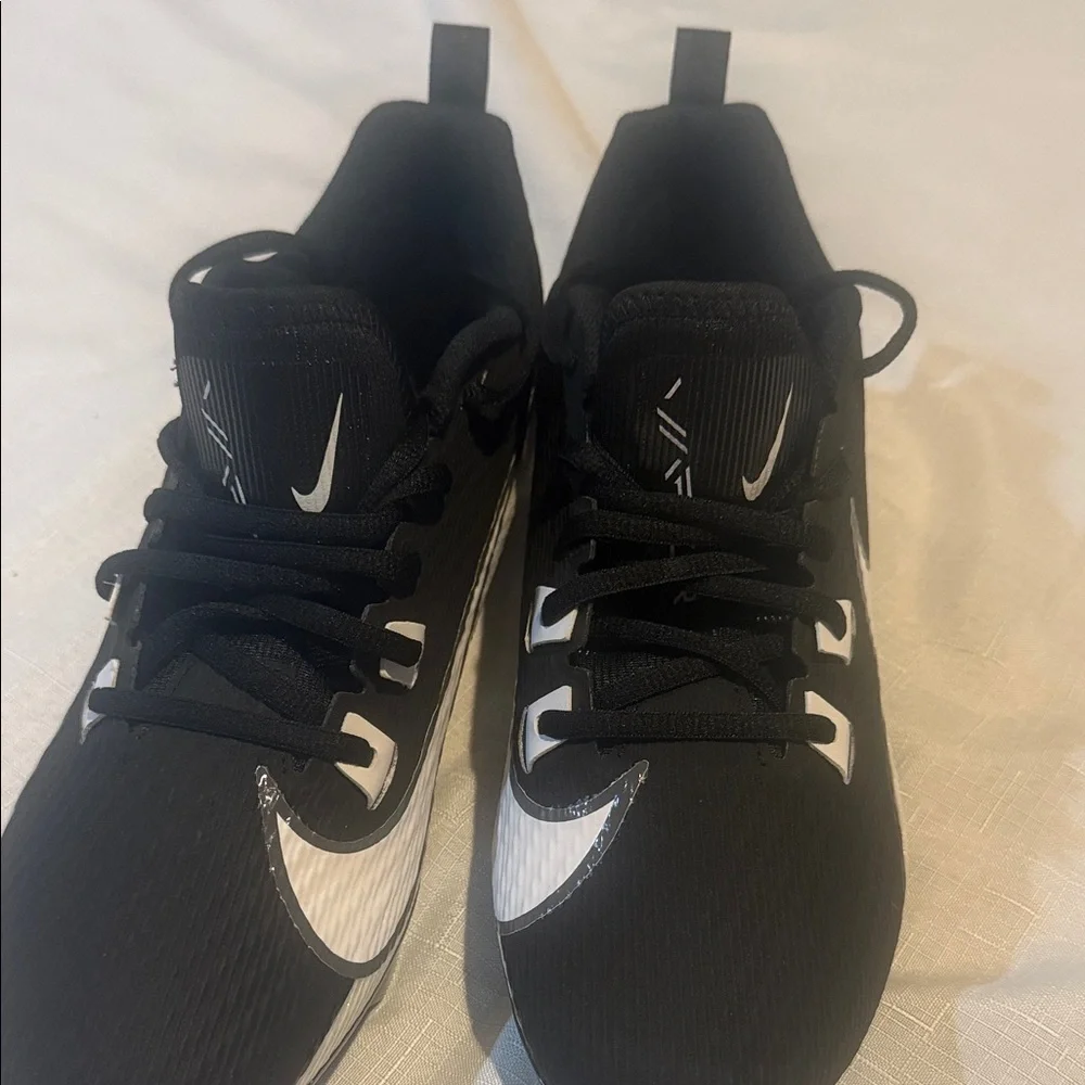 Nike Black and White Athletic Shoes - Picture 3 of 10